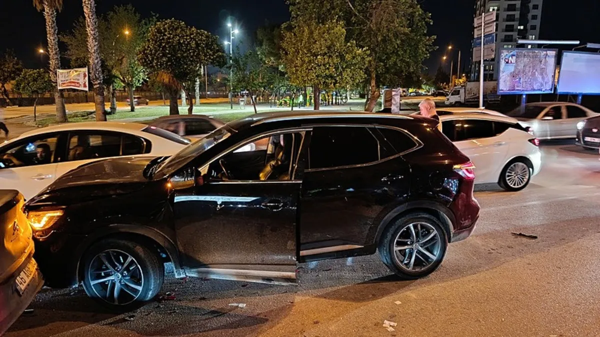 Adana’da kırmızı ışıkta kanlı pusu Adana’da kırmızı ışıkta kanlı pusu