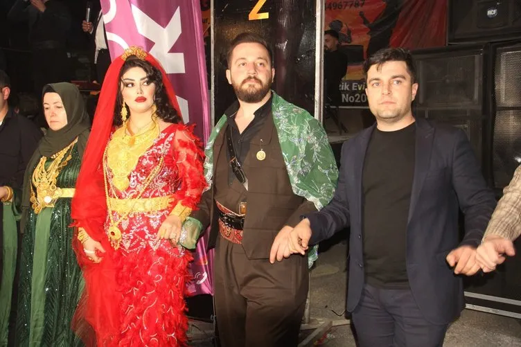 Aşiret düğününde altın şov: Kilo kilo taktılar!