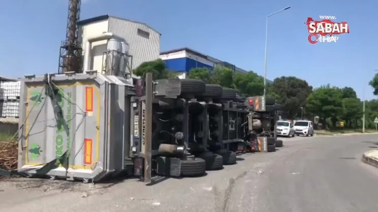 Çerkezköy’de odun talaşı yüklü tır devrildi: 1 yaralı | Video