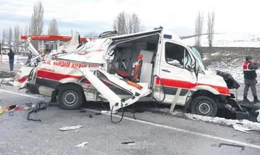 Ambulansı TIR biçti: 1 ölü, 3 yaralı