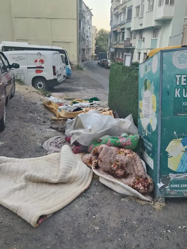 chpli-belediyede-cop-manzarasi-avrupa-sehriyiz-diyorlar-vatandas-isyani-1787061633567.jpeg