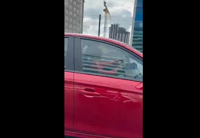 sislide-yol-ortasinda-dehset-trafik-tartismasinda-kadin-avukatin-aracini-yumrukladi-o-anlar-kamerada-1759133930729.jpg Şişli'de yol ortasında dehşet! Trafik tartışmasında kadın avukatın aracını yumrukladı! O anlar kamerada