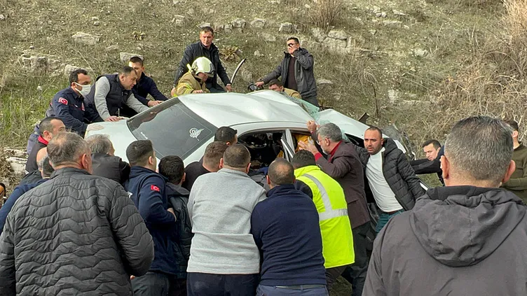 Balıkesir’de otobüsle otomobil çarpıştı: Feci kazada 2 kişi öldü, 21 kişi yaralandı!