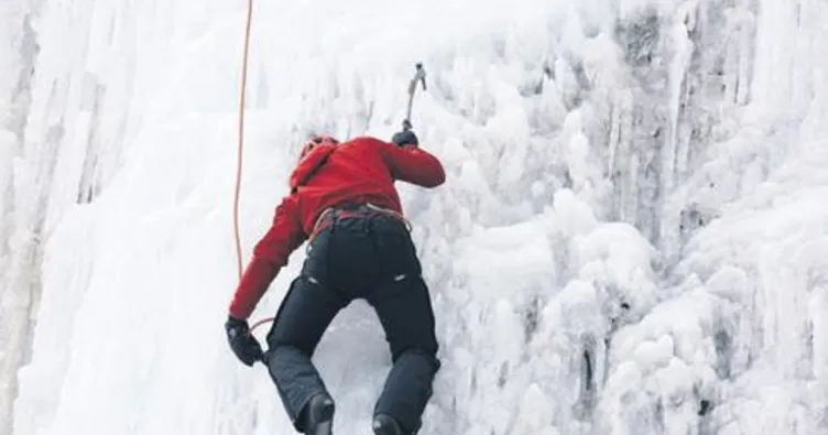 Şelalede buz tırmanışı