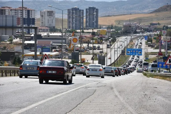 bayram-donusu-kirikkalede-trafik-yogunlugu-kilit-kavsakta-hareketlilik-artiyor-1749479370014.jpg