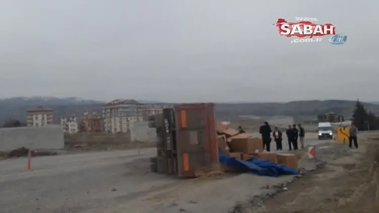 Direksiyon hakimiyetini kaybeden sürücünün kullandığı kamyonet yan yattı