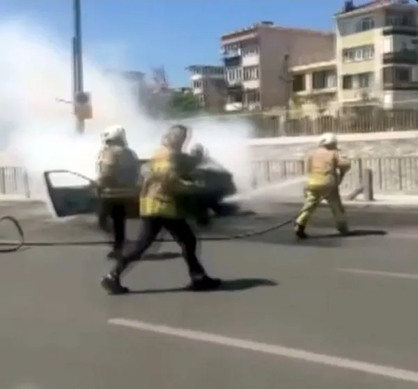 sicak-hava-otomobil-yakti-seyir-halindeki-otomobil-alev-alev-yandi-1751737469054.jpg