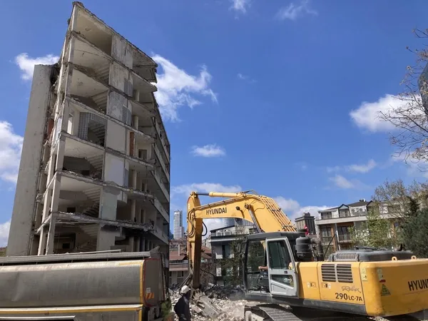 istanbul-emniyetinin-tarihe-taniklik-eden-emektar-binasi-yikildi-1714378386149.jpeg