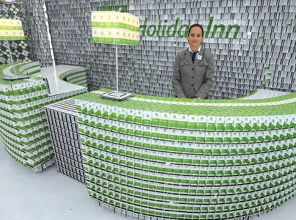 200 bin plastik kartla otel inşa etti