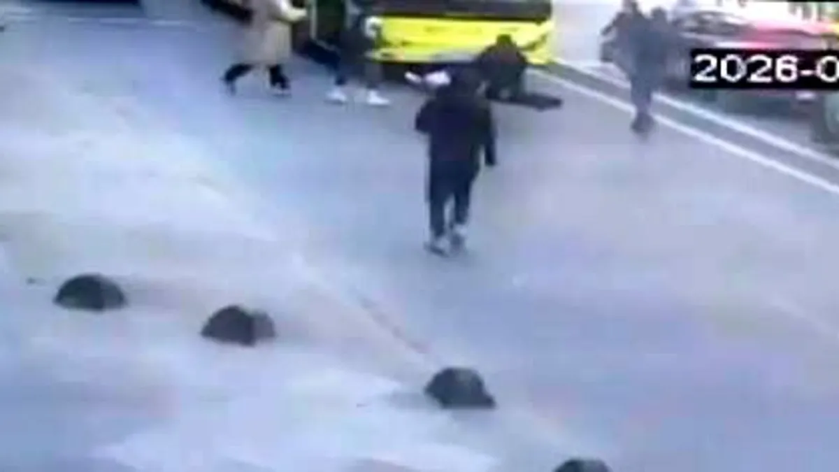 Yolun karşısına geçmeye çalışan öğrenciye İETT otobüsü çarptı Yolun karşısına geçmeye çalışan öğrenciye İETT otobüsü çarptı