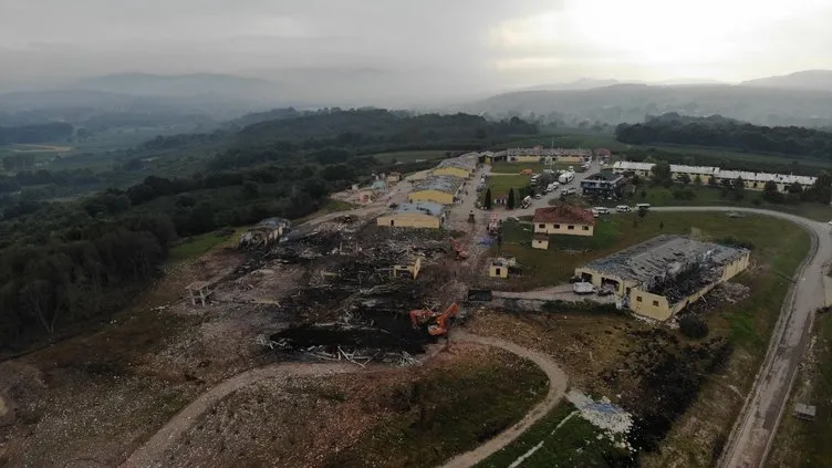 Son dakika: Sakarya Hendek’te hava fişek fabrikasındaki patlamanın ortaya çıkardığı yıkım görüntülendi! Patlamada kaybolanları arama çalışmaları sürüyor
