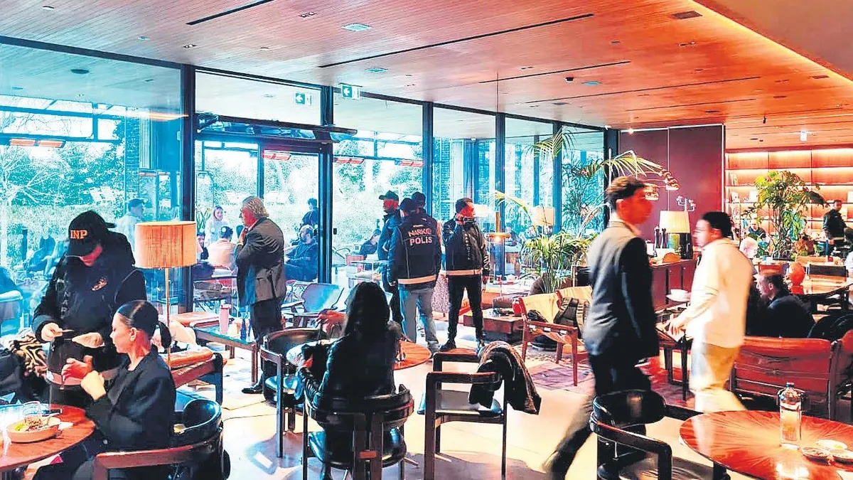 Ünlülerin mekânı Clubhouse’a narkotik baskını Ünlülerin mekânı Clubhouse’a narkotik baskını