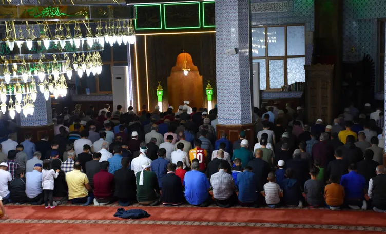 Ramazan ayının ilk teravih namazı kılındı