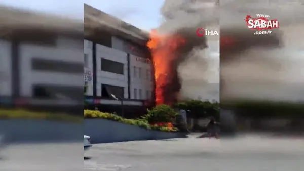 Bahçeşehir'de restoranda yangın paniği: Alevler üst kattaki daireye sıçradı | Video