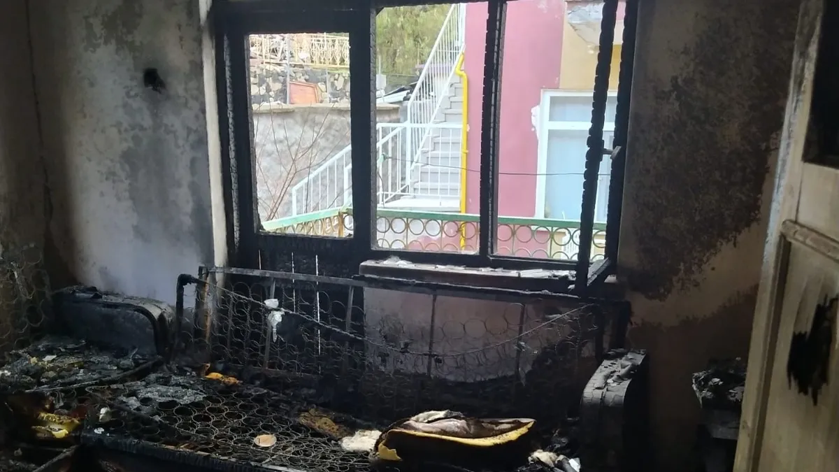 Beypazarı’nda 2 katlı binada yangın: Baba ve 2 kızı dumandan etkilendi Beypazarı’nda 2 katlı binada yangın: Baba ve 2 kızı dumandan etkilendi