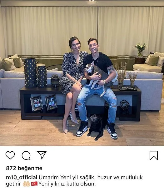 Mesut Özil ve Amine Gülşe’nin yeni yıl fotoğrafındaki ayrıntı dikkat çekti!