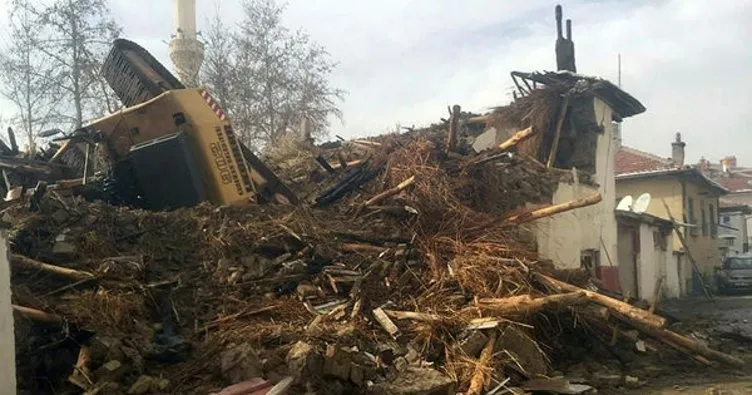 Karaman’da yıkım yapan kepçe devrildi: 1 yaralı