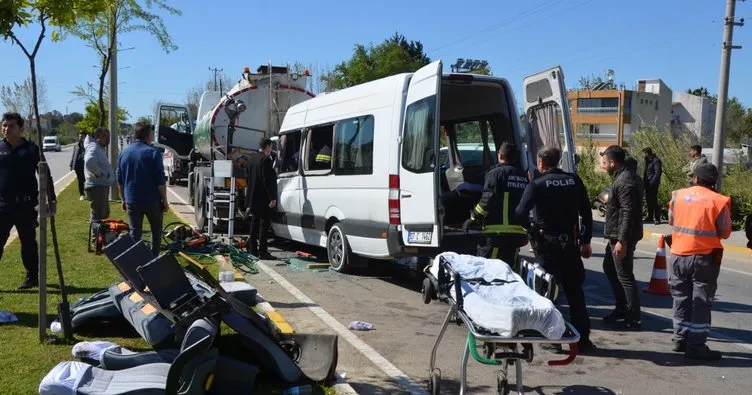 Antalya’da tur minibüsü tankere çarptı: 5 yaralı!