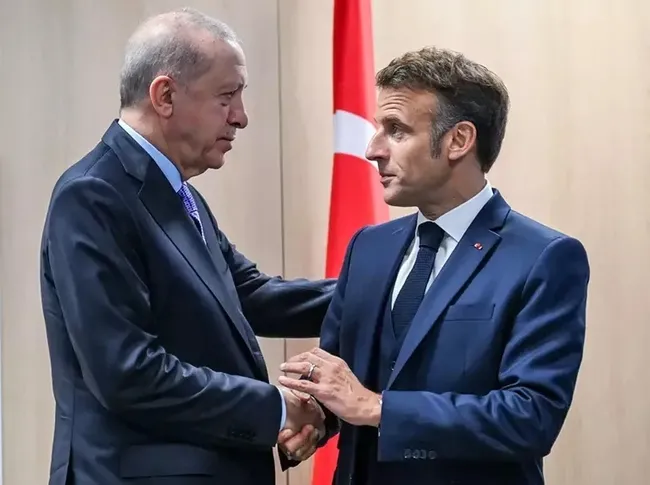 Rus basınından tokalaşma yorumu: “Macron babylade gibi döndü!”