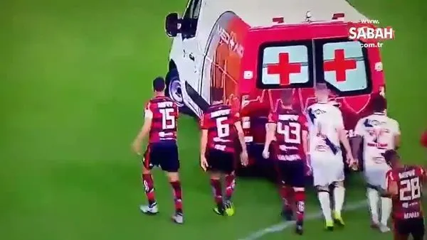 Ambulans sahada kalınca, iş futbolculara düştü!