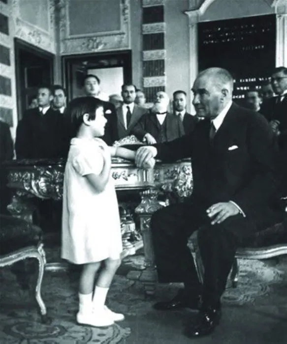 Mustafa Kemal Atatürk’ün çocuk sevgisi! 23 Nisan, 91 yıldır çocuklara armağan...