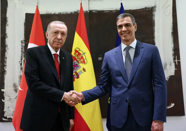 baskan-erdogan-ispanyada-moncloa-sarayinda-resmi-torenle-karsilandi-1718278995465.jpg