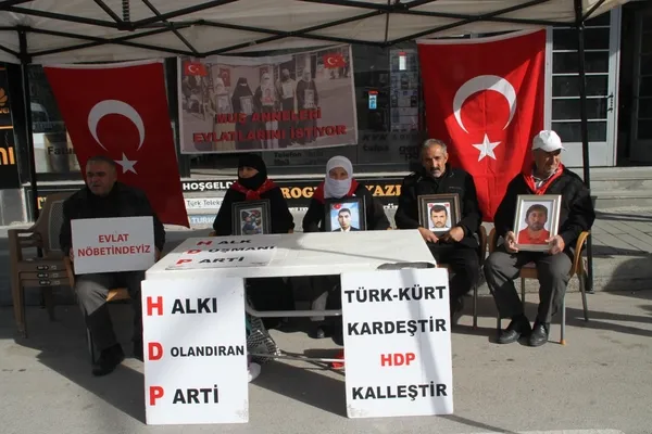 muslu-aileler-cocuklarina-kavusma-umidiyle-hdp-onundeki-eylemini-surdurdu-1700653056361.jpg