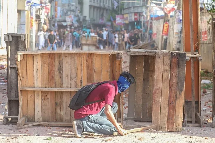 Bangladeş'te ortalık yangın yeri! Sokaklar karıştı, çok sayıda ölü var: Başbakan Hasina istifa etti