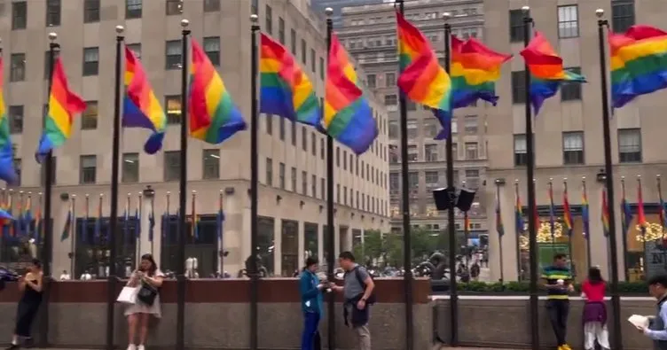 LGBT terörüne çanak tuttular: ABD’de Rockefeller Center, BM üyesi ülkelerin yerine LGBT bayrağı astı
