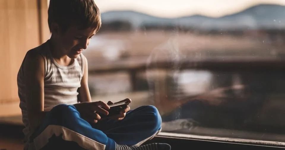 Cocuklarda Cep Telefonu Ve Tablet Kullanimi Omurga Problemine Yol Aciyor Cocuk Haberleri