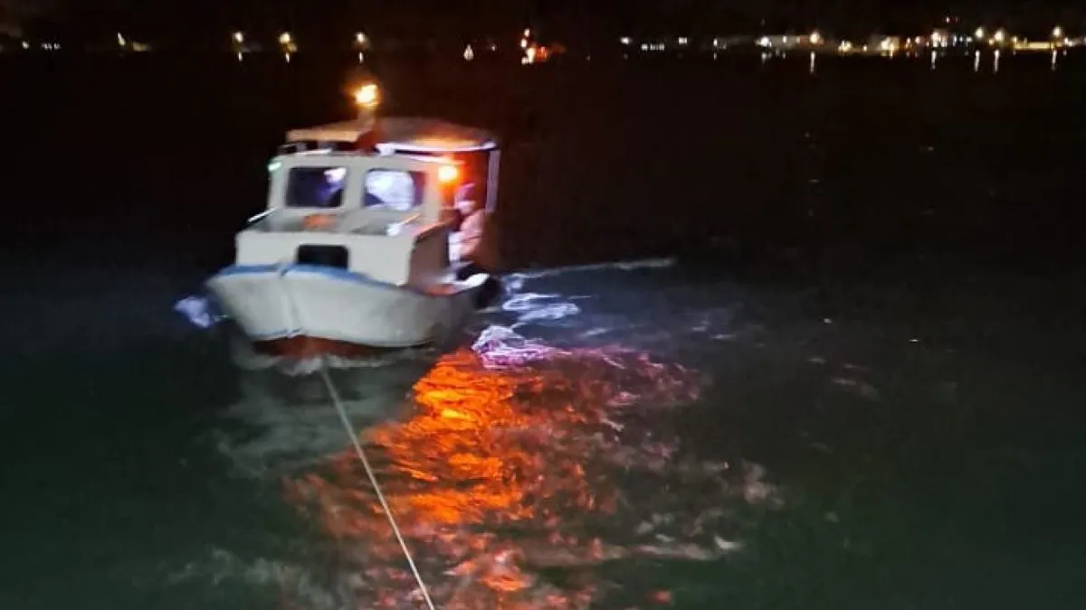 Beykoz açıklarında sürüklenen tekne kurtarıldı Beykoz açıklarında sürüklenen tekne kurtarıldı