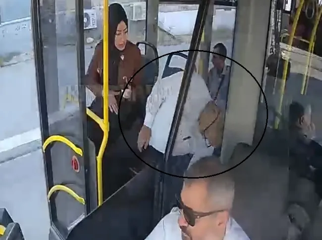 otobuste-kalp-krizi-gecirdi-o-anlar-kamerada-1724417900527.jpg