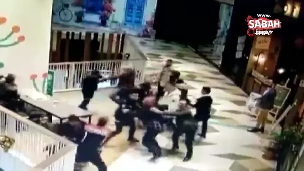 AVM savaş alanına döndü! İki grubun kavgasında masa ve sandalyeler havada uçtu | Video