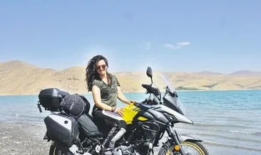 Bir kadın bir motosiklet üç kıta