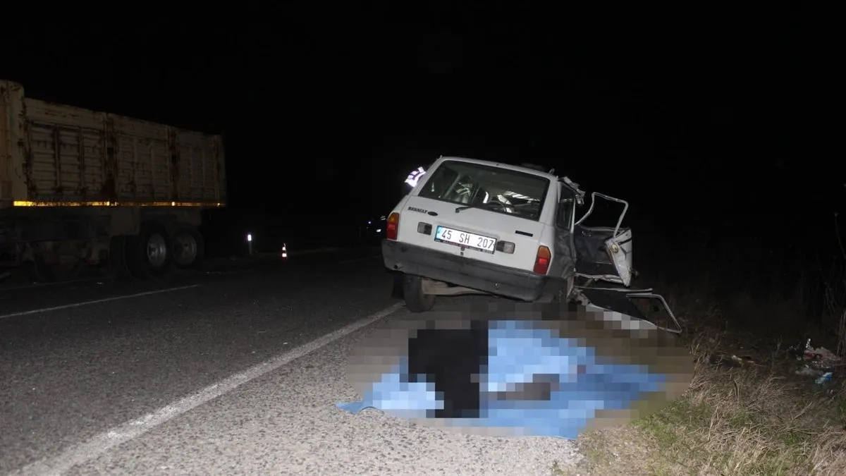 Manisa’da korkunç kaza! Arıza yapan kamyona otomobil çarptı: 1 ölü, 3 yaralı