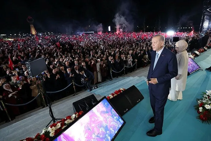 recep tayyip erdoğan Son dakika haberleri: Cumhurbaşkanlığı Seçimleri'nin ikinci turu sona erdi. 8'li koalisyonun Cumhurbaşkanı adayı Kemal Kılıçdaroğlu'na büyük bir fark atan Başkan Recep Tayyip Erdoğan, tarihi bir zafere imza attı. Seçim zaferinin ardından Üsküdar Kısıklı'da kendisini bekleyen vatandaşlara hitap eden Başkan Erdoğan, balkon konuşmasını Cumhurbaşkanlığı Külliyesi'nde yapmak üzere Ankara'ya geldi. Başkan Erdoğan, Külliye'de alanı dolduran 320 bin vatandaşa seslendi. Artık birleşme ve bütünleşme vakti olduğunu kaydeden Başkan Erdoğan, "Kazanan sadece biz değiliz kazanan Türkiye'dir." ifadesini kullandı.