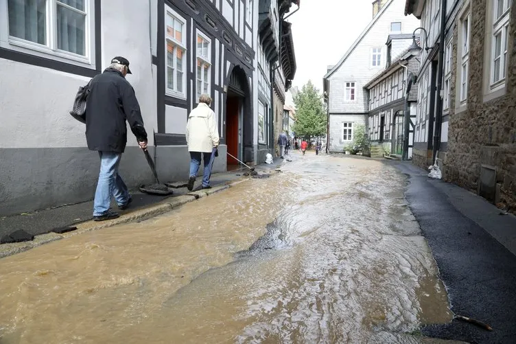 Almanya’da yoğun yağış hayatı olumsuz etkiliyor