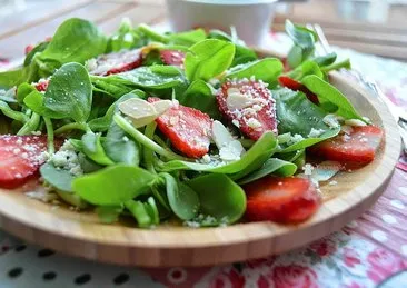 Yaz aylarının vazgeçilmezi: Çilekli Semizotu Salatası tarifi