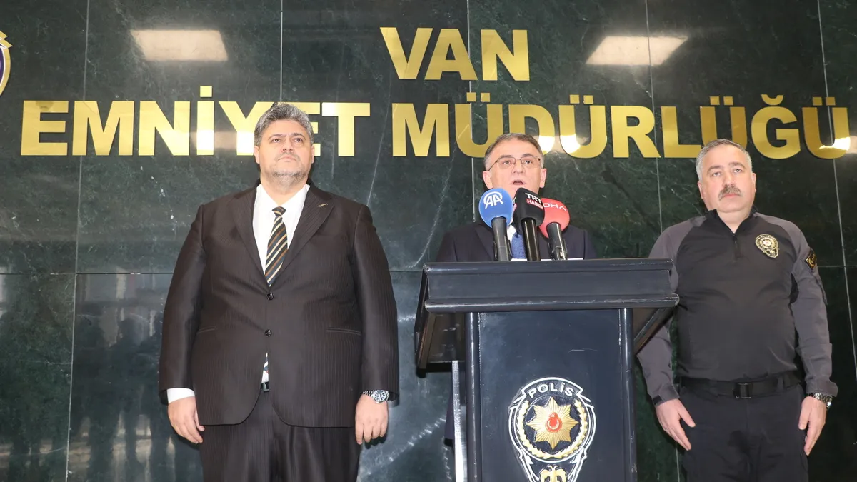 Van merkezli 11 ilde “Narkokapan” operasyonu: 78 şüpheli yakalandı Van merkezli 11 ilde “Narkokapan” operasyonu: 78 şüpheli yakalandı