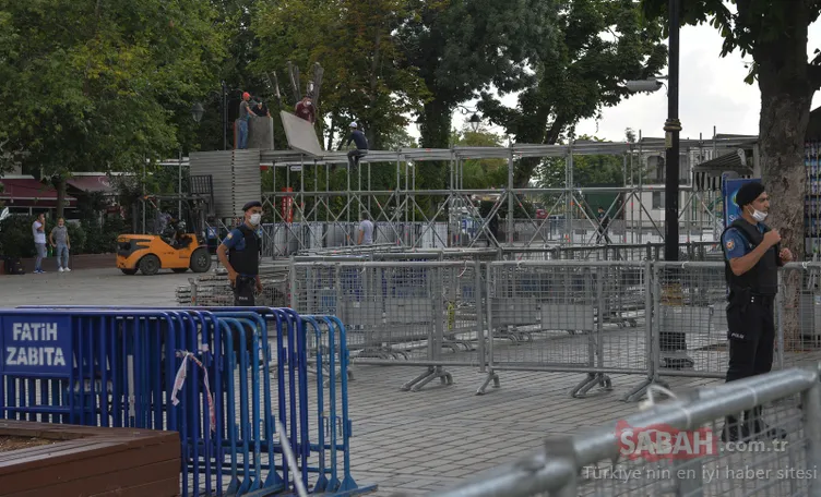 Εικόνες της τελευταίας στιγμής και όλες οι εξελίξεις από την Αγία Σοφία που προετοιμάστηκαν για την προσευχή της Παρασκευής