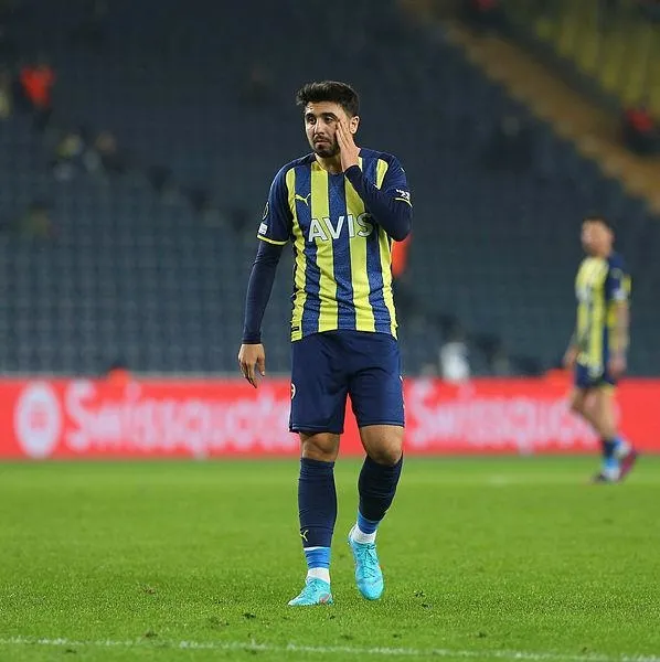 son-dakika-fenerbahceden-flas-karar-mesut-ozil-ve-ozan-tufan-kadro-disi-birakildi-1648124429543.jpeg