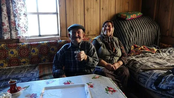 Ali Osman ve Fati Kara çifti kara kışa rağmen köylerini terk etmiyor