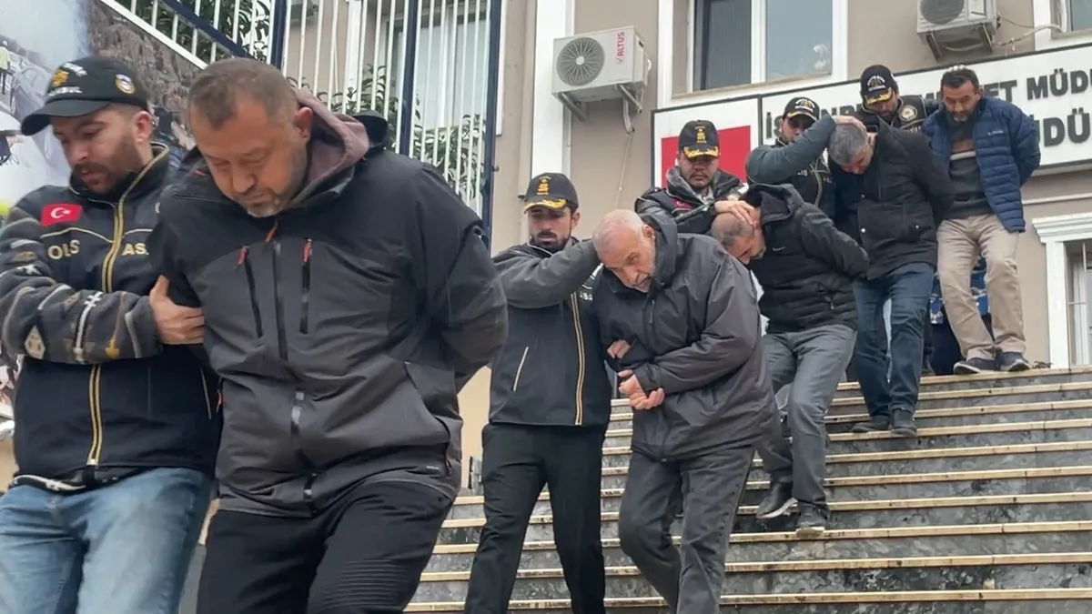 Şantiye hırsızlarına dev operasyon! 4 ilde 66 adrese baskın: 18 tutuklama Şantiye hırsızlarına dev operasyon! 4 ilde 66 adrese baskın: 18 tutuklama