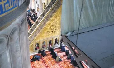 Sultanahmet Camisi’nde hem ibadet, hem restorasyon