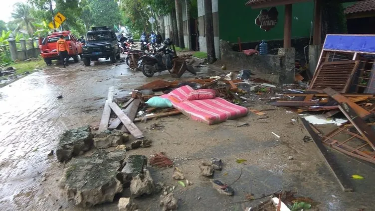 Endonezya'da tsunami! Onlarca ölü ve yüzlerce yaralı var