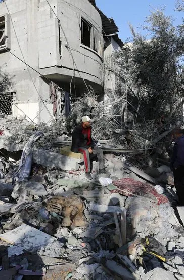 Katil İsrail ordusu Refah’ta evi bombaladı!