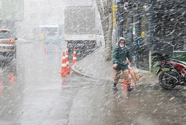Son dakika: Bu tarihe dikkat! İstanbul'a kar uyarısı: Trakya'dan geliyor, sıcaklıklarda büyük bir düşüş yaşanacak