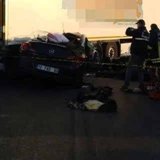 Korkunç kaza! Otomobil, TIR'ın altına girdi: 3 ölü, 1 yaralı