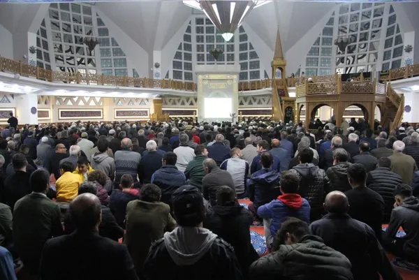 Mevlit Kandili'nde camiler doldu taştı