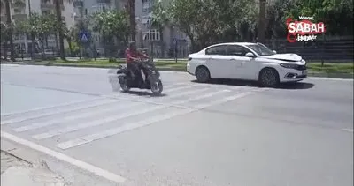 Yaya geçidinde feci kaza kamerada: Otomobil, yolun karşısına geçmeye çalışan adama çarpıp metrelerce savurdu | Video